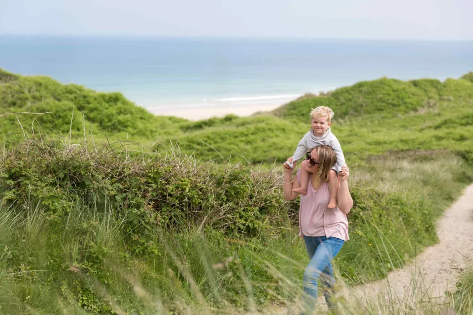 Image offers-last-minute-1780319882 for Mother and child walking on the coast path