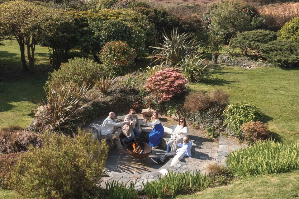 Image offers-last-minute-1780319913 for Friends celebrating at Alta