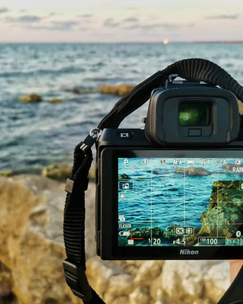 Image cornwalls-most-instagrammable-spots-1781177159 for An image of a camera pointing at the sea