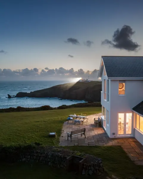 Image storm-watching-in-cornwall-1790088217 for Watching stormy weather from a sea-view Cornish Gem