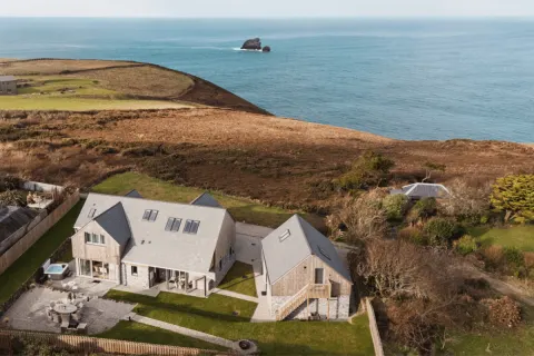 Image wrapped-in-warmth-homes-to-snuggle-into-1763026329 for 