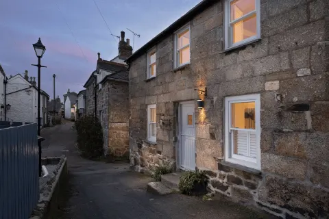 Image wrapped-in-warmth-homes-to-snuggle-into-1763026933 for 