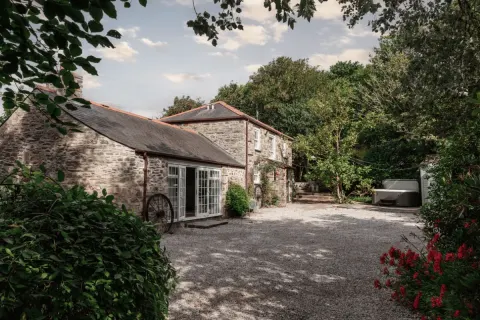 Image wrapped-in-warmth-homes-to-snuggle-into-1763027701 for 